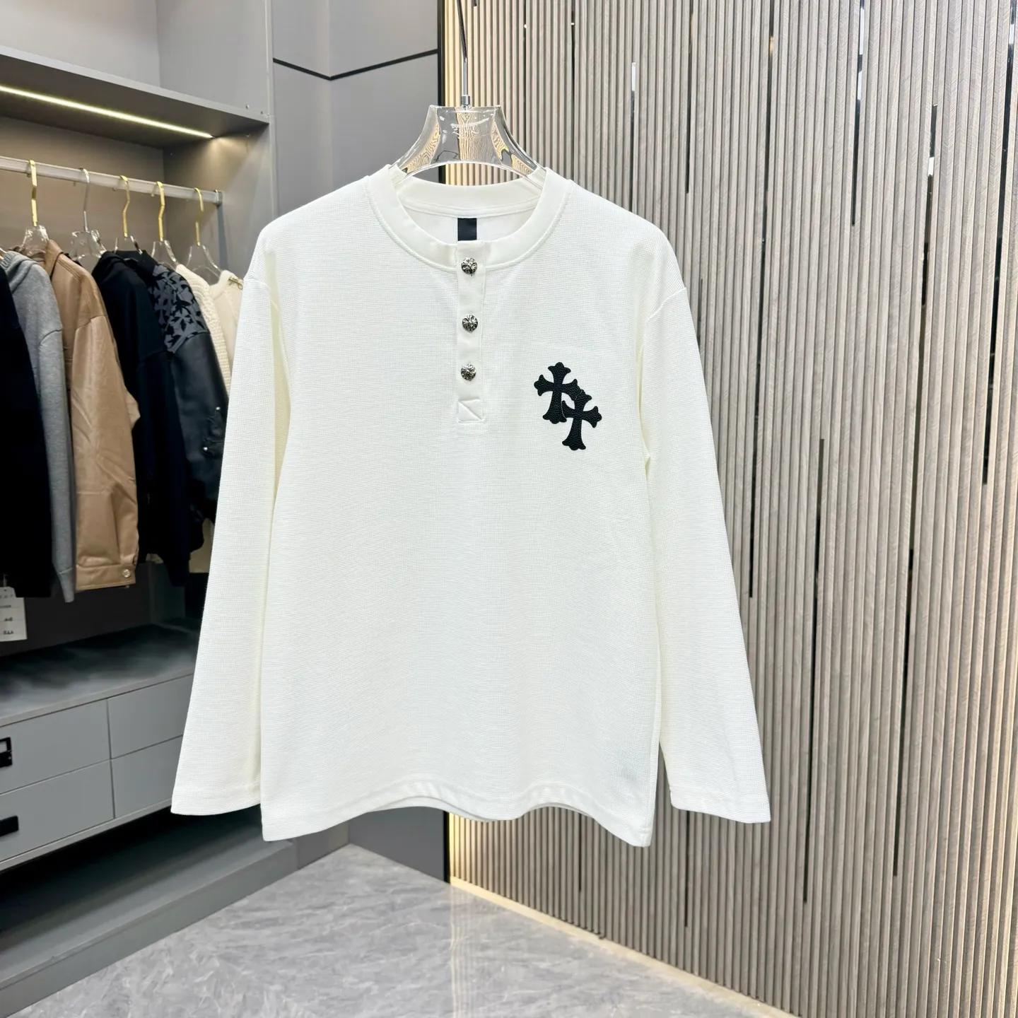 🅿️270 25 New Style🆕Come Hearts Cross Long Sleeve Autumn and Winter King! Chest pockets, collar and cuffs with high weight threads, custom-woven and dyed 330g double yarn waffle fabric, cross steel buckle tags and other accessories are all in the correct version, super conspicuous, super good-looking and super atmospheric, same style for men and women! The overall upper body highlights fashion and individuality, and it is a recommended T-shirt for couples to wear together!! Color: black/white 04 Size: S-XXL